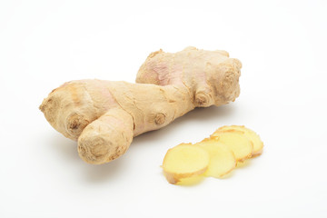 Jengibre en raíz sobre fondo blanco