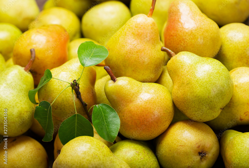 Wall mural fresh pears with leaves as background