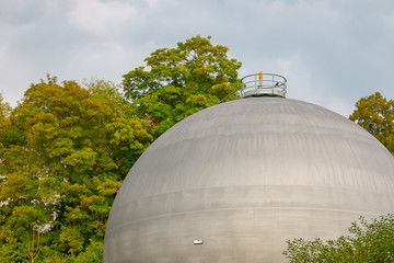 Obraz premium großer runder kugelförmiger Tank