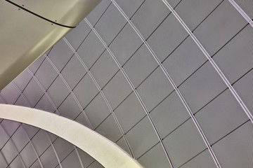 Geometrisch, Technik, Architektur, abstrakte Strukturen und formen, einer Dachkonstruktion in der U-Bahn. Nahaufnahme, Innenaufnahme U-Bahn.
