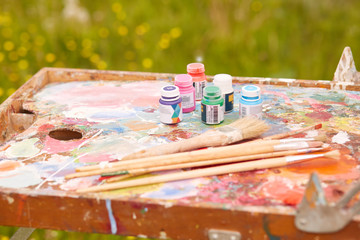 Different equipments for drawing and mixes oiled paints, process of mixing colors on palette, tubes...