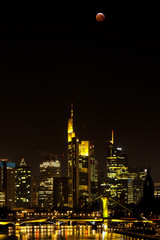 Fototapeta na wymiar Blood Moon over the skyline of Frankfurt am Main