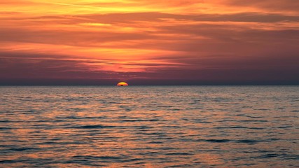 Die Sonne versinkt am Horizont im Meer schöner Sonnenuntergang über dem Mittelmeer