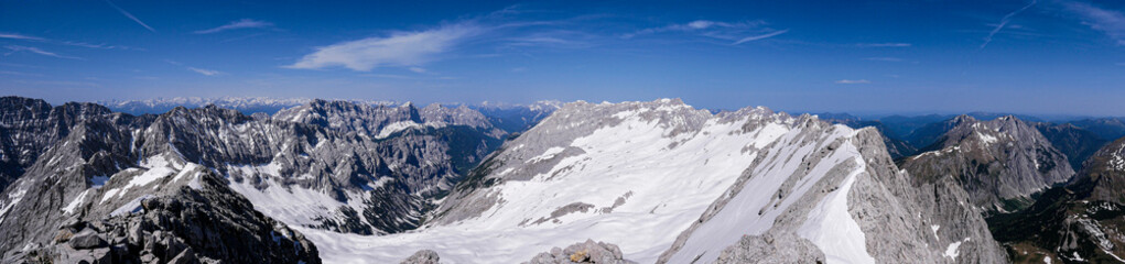 Fototapeta na wymiar Karwendel Panorama von der Grubenkarspitze über Lalidererspitze, Bockkarspitze bis Pleisenspitze