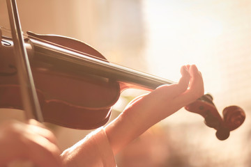 Eine Geige wird im Gegenlicht gespielt