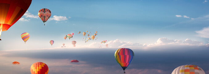 Viele Heißluftballons fliegen  über den Wolken