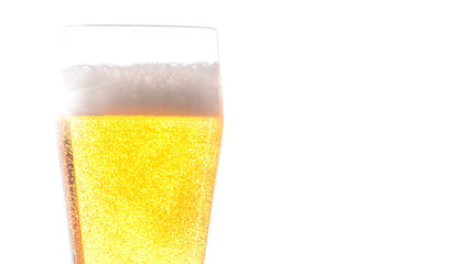 ein volles Bierglas mit Bier und weißer Schaumkrone  im Gegenlicht