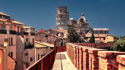 blick zum schiefen Turm, von der Stadtmauer um Pisa herum.