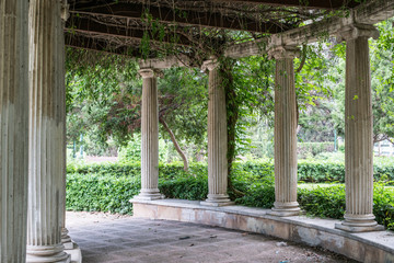 Columnas jónicas en los Jardines de los Viveros de Valencia, España. Parque público