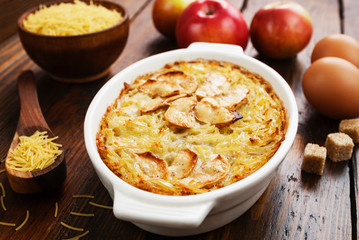 Noodles casserole with apples