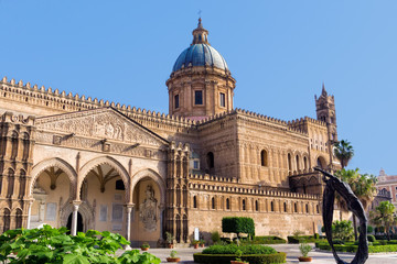 Fototapeta premium Sculpture in the Central Square of the the Palermo Cathedral in Palermo, Italy