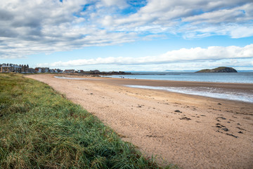 Fototapeta na wymiar Beautful sandy beach along the east coast of Scotland on a sunny autumn day