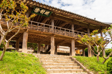 Fototapeta na wymiar Traditional wooden facade of the korean Byeongsan Seowon Confucian Academy, UNESCO World Heritage. Andong, South Korea, Asia.