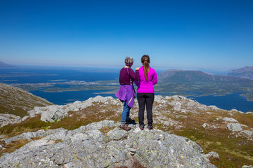 Obraz premium Women on mountain tour