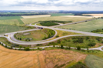 Ende der Ausbaustrecke der Autobahn 143 bei Halle mit Auffahrt und Abfahrt und der Bundesstraße 80...