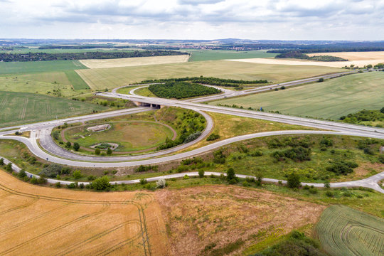 Ende der Ausbaustrecke der Autobahn 143 bei Halle mit Auffahrt und Abfahrt und der Bundesstraße 80 in ländlicher Region