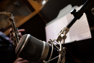 microfono e sassofono in studio di registrazione