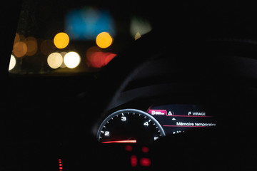 voiture de sport roulant dans la nuit