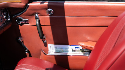 int&eacute;rieur de voiture de collection avec cartes de la route  dans la porti&egrave;re
