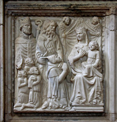 Fototapeta na wymiar Madonna in trono, con un Vescovo, San Giovanni Battista e alcuni devoti; formella del sarcofago di Martino Aliprandi; chiesa di San Marco a Milano