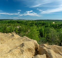 The embankment formed by piles of small crushed stone from limestone.