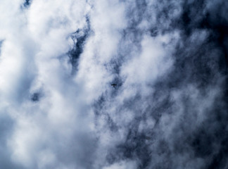 samolot na tle chmur