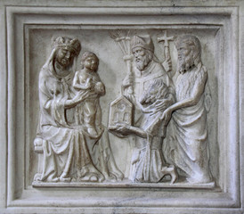 Fototapeta na wymiar Madonna con Bambino, Sant'Ambrogio, San Giovanni Battista e un offerente; formella di sarcofago nella chiesa di San Marco a Milano