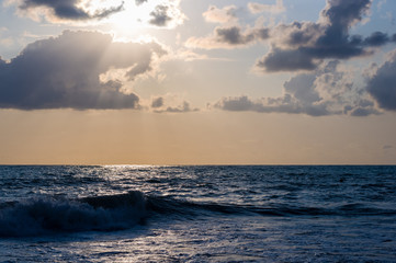 Obraz premium Amazing sea sunset, the sun, waves, clouds