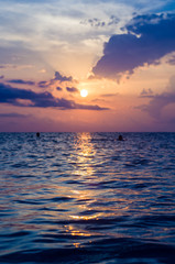 Obraz premium Amazing sea sunset, the sun, waves, clouds