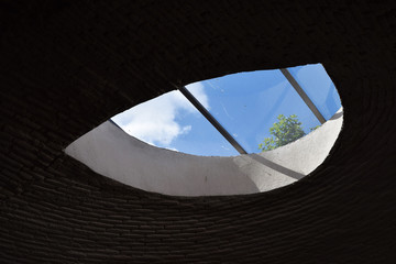 Ventanas circulares en la punta de una bóveda. 