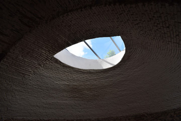 Ventanas circulares en la punta de una b&oacute;veda. 