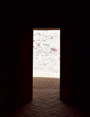 Vista desde el interior de una habitación del exterior a través de una puerta.