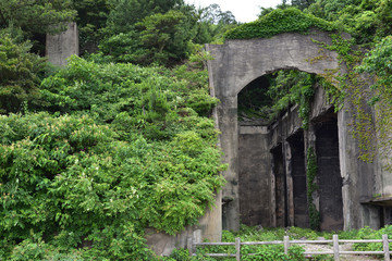 Fototapeta na wymiar 日本の広島県の大久野島の日本軍の工場の跡地の廃墟