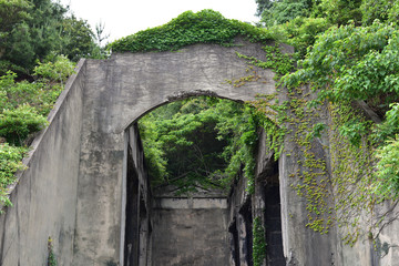 日本の広島県の大久野島の日本軍の工場の跡地の廃墟