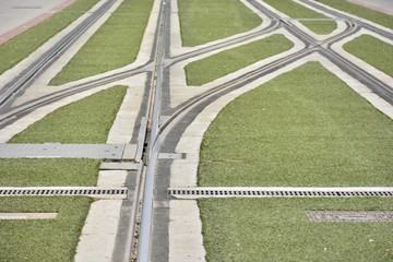 Cruce de vías de un tranvía urbano con césped artificial