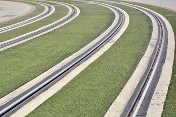 V&iacute;as paralelas de un tranv&iacute;a urbano con c&eacute;sped artificial