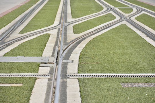 Cruce de v&iacute;as de un tranv&iacute;a urbano con c&eacute;sped artificial