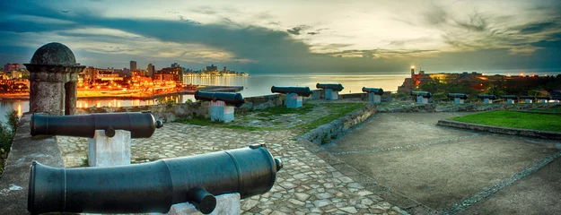 Papier Peint photo Lavable Havana vue panoramique sur la ville de la habane et sa baie vue du chateau de morro a la tombée de la nuit