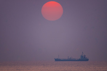 海に昇る太陽と横切る船とDSC6133