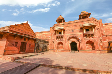 Obraz premium Fatehpur Sikri entrance to Jodha Bai palace. Fatehpur Sikri is a medieval fort city made of red sandstone at Agra India