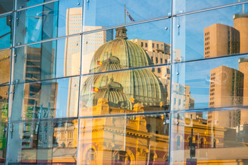 Obraz premium Abstrakcyjne odbicie budynków miejskich w centrum Melbourne w szklanych oknach.