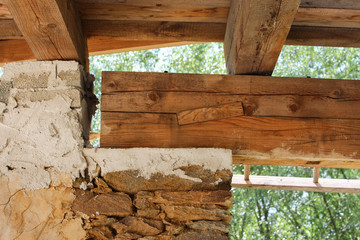 Bauelemente aus Holz und Stein.