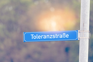 Eine Straßennamensschild für Toleranzstraße