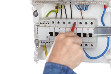 anschrauben eines Drahtes in der Verteilung