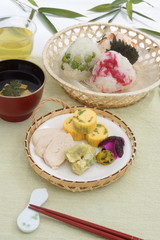 夏のおにぎり三種とおかず