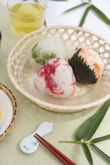 夏のおにぎり三種とおかず
