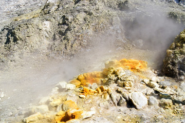 Schweflige Fumarole im Solfatara Krater, Teil der phlegräischen Felder in Italien © 13threephotography
