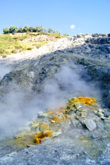 Gas tritt aus einer Fumarole im Solfatara Krater aus, einem Teil der phlegräischen Felder in Italien