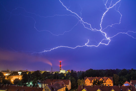 burza i błyskawica nad miastem