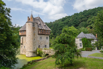 Fototapeta na wymiar Maison fortifiée médiévale avec son donjon, ses douves et pont à arches. Condroz namurois, Crupet